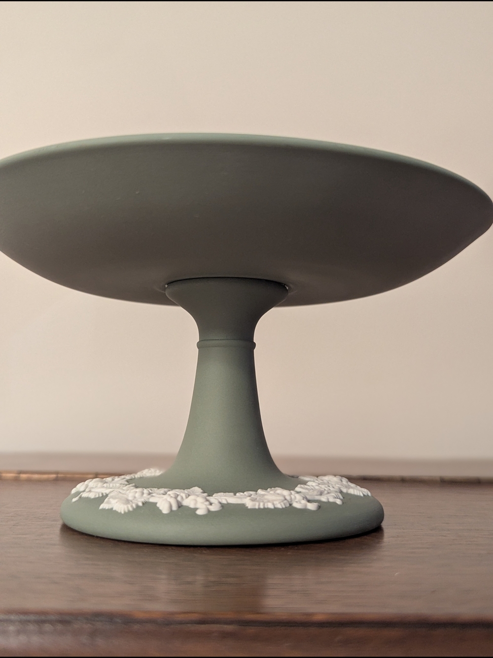 Wedgewood Jasperware Pedestal Compote with White Relief England - Picture 10 of 10